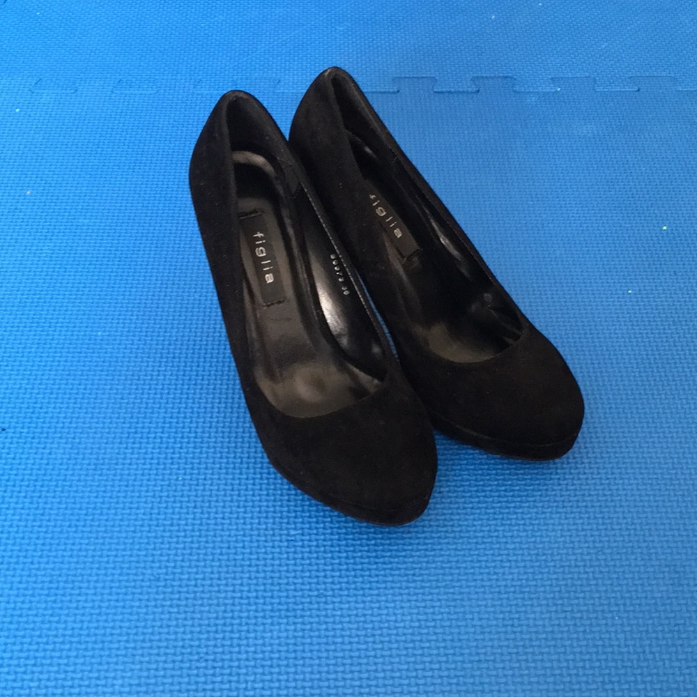 Black Pumps